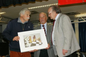 Der Turniersieger Vlastimil Hort (links) mit dem Schirmherrn und SSB-Präsidenten Werner Schmidt (Mitte) und dem OSV-Vorsitzenden Gerd Arlt (Foto: Jürgen Cziczkus)