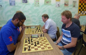 Bei der Arbeit: Jürgen Kaufeld (vorne rechts) und Thomas Groß (hinten rechts). Foto: Rudi Cordsen