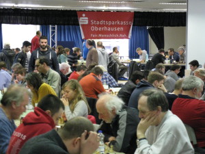 Rauchende Köpfe und interessierte Zuschauer zu Beginn der 3. Runde