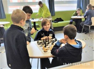 Ian, Sinan, Jan und Tom auf der Suche nach dem besten Zug.