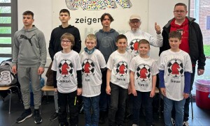 oben: Alexandru, Rares, Vaclav, Karl und Jugendwart Matthias unten: siehe T-Shirt`s Foto: Jessy Gosek 