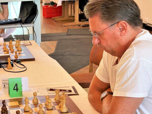 Turniersieger Andre Matzat bei seiner entscheidenden letzten Partie (Foto: Bernd Fugmann, Badischer Schachverband)