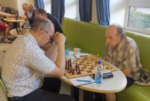 Endlich mal eine Herausforderung für den ehemaligen Vereinsvorsitzenden Gerd Arlt (rechts, mit Weiß): Dr. Dragos Ciornei, die aktuelle Nummer 14 der Vereinsrangliste (Foto: Christian Ruhmann)