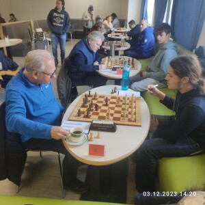 Die Bretter 1 bis 6 (von hinten nach vorne) mit den OSV-Spielern (rechts) Yavuz Kalafatoglu, Lennart Faber (links stehend), Pavlo Takser, Uwe Rippke, Alexandru Cosovan und Daniel Tatarinov; hinten stehend: Ersatzspieler Alfred Klesse (Brett 8).