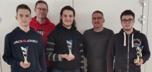 Blitzmeister Daniel Tatarinov (Mitte) Vizemeister Felix Bönsch (links) Dritter Pavlo Takser (rechts)  vor Matthias Limberg und Holger Bönsch 