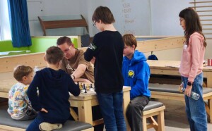 Die Partie Ben Pypetz vs. Jan Tatarinov wird mit Jugendtrainer Matthias Limberg analysiert