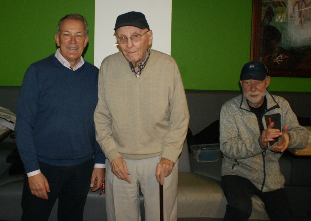 Geburtstagskind Alfred Schlya (Mitte), SSB-Präsident Manfred Gregorius (links) und der zweitwichtigste Mann des Tages, Catering-Organisator Alfred Klesse (rechts; Foto: Jürgen Cziczkus)