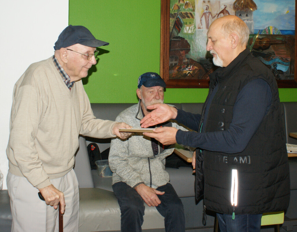Der langjährige und der derzeitige Vereinsvorsitzende bei der Geschenkübergabe (Foto: Jürgen Cziczkus)