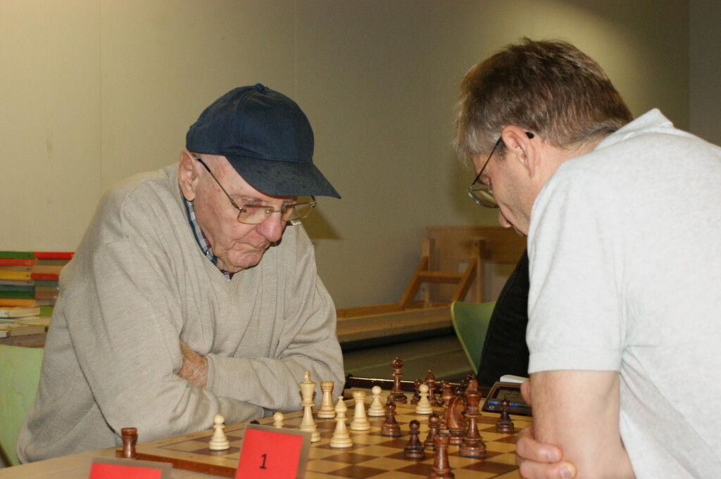 Ehemaliger und aktueller Spieler der ersten Mannschaft: Alfred Schlya gegen Claus Nissen (Foto: Jürgen Cziczkus)