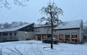 Schneelandschaft beim Blick aus dem Spiellokal