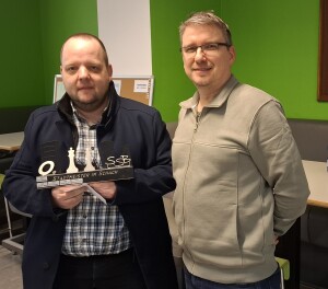 Der Turnierleiter überreicht dem Sieger den Wanderpokal des Stadtmeisters