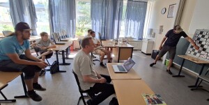 Jugendtrainer Claus analysiert eine Partie Kasparovs